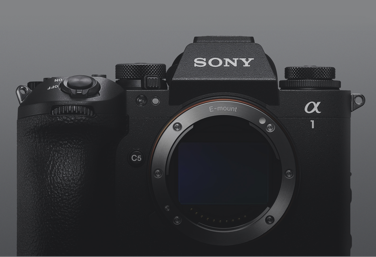 Tampak depan Sony Alpha 1 dengan latar belakang abu-abu