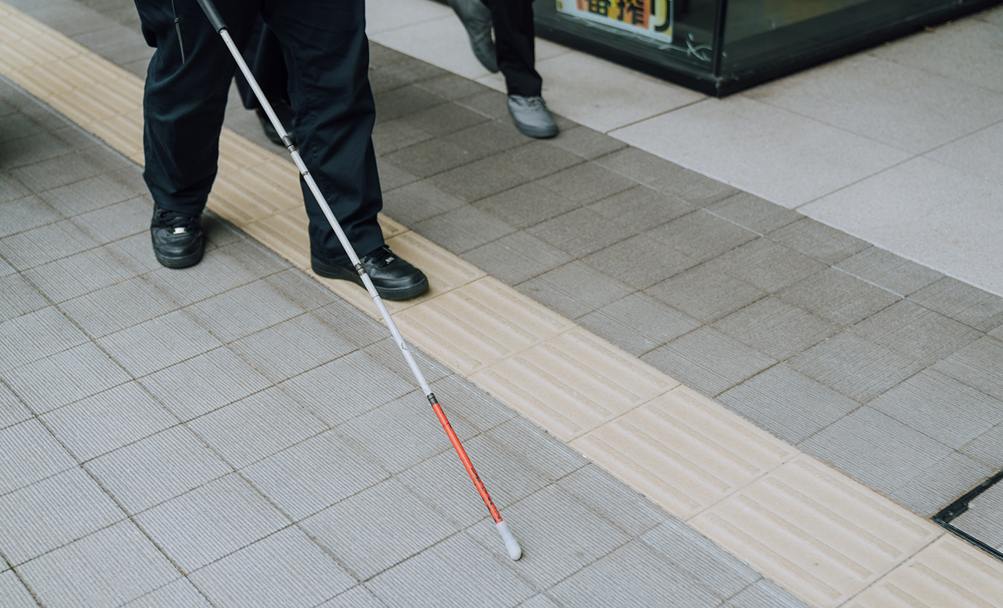 Tongkat putih dan huruf braille