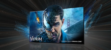 TV BRAVIA dengan garis cahaya di bagian belakang yang menampilkan film VENOM, tersedia di BRAVIA CORE