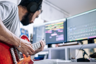 Orang sedang bermain gitar