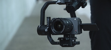 A usage image of with the FX3 on a gimbal, with the FE 16-25mm F2.8 G lens attached